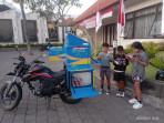 Masyarakat-saat-membaca-buku-dari-layanan-perpustakaan-keliling.jpg