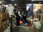 Mendag-Budi-Santoso-saat-membersihkan-sampah-896.jpg