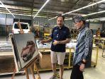 Menparekraf-Sandiaga-saat-melihat-lihat-proses-pengerjaan-mobil-klasik-di-Tuksedo-Studio-Bali.jpg