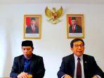 Muliaman-kanan-bersama-paman-alm-Eril-kirimemberikan-keterangan-resmi-kepada-media.jpg
