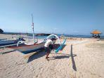 Nelayan-membersihkan-perahu-di-Pantai-Bangsal-Kawasan-Pantai-Sanur-Denpasar.jpg