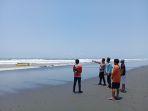 Nelayan-saat-menunjukkan-lokasi-banana-boat-yang-ditumpangi-tim-dari-kementrian-terbalik.jpg