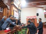 Ngurah-Jaya-Negara-menyampaikan-pidato-pengantar-terhadap-empat-Ranperda.jpg