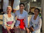 Ni-Luh-Puspa-tengah-ketika-merayakan-Hari-Raya-Galungan-bersama-keluarga-besarnya-di-Bali.jpg