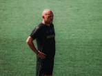 PANTAU-LATIHAN-Pelatih-Bali-United-Johnny-Janses-saat-memantau-jalannya.jpg