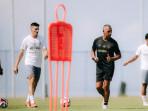 PIMPIN-LATIHAN-Asisten-pelatih-Jeffrey-Talan-memimpin-sesi-latihan-skuad-Bali-United.jpg