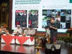 Para-narasumber-memberikan-penjelasan-dalam-Pasamuhan-Alit-fgtweg.jpg