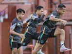 Para-pemain-Persebaya-Surabaya-tampak-melakukan-latihan-fisik-jelang-persiapan.jpg