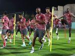 Para-pemain-Timnas-Qatar-tengah-melakukan-pemanasan-dan-persiapannya.jpg