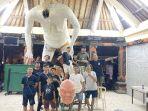Para-pemuda-STT-Yowana-Dharma-Wiguna-di-depan-ogoh-ogoh-bangkung.jpg