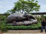 Patung-berjudul-Mother-Child-karya-Ketut-Putrayasa-dipasang-di-Mandai-Wildlife-Singapura.jpg