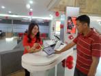 Pegawai-bank-CIMB-Niaga-Bali-Thamrin-Denpasar-menunjukkan-layanan-digital.jpg