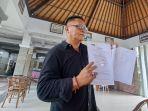 Pegiat-Anti-Korupsi-Buleleng-Gede-Angastia-menunjukkan-bukti-yang-diserahkan-kepada-KPK.jpg
