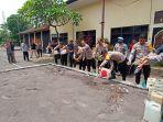 Pejabat-Utama-Polres-Jembrana-saat-memusnahkan-ratusan-liter-minuman-keras-jenis-arak-bali.jpg