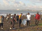 Pelaksanaan-bersih-bersih-pantai-di-Pantai-Padanggalak-Denpasar1.jpg
