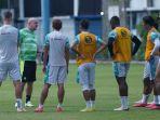 Pelatih-Bojan-Hodak-tengah-memberikan-instruksi-pada-para-pemain-Persib.jpg