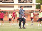 Pelatih-Indra-Sjafri-memberikan-instruksi-dalam-sesi-latihan-kepada-pemain-timnas-Indonesia-u19.jpg