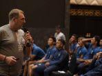 Pelatih-Persib-Robert-Alberts-saat-bicara-dalam-acara-pertemuan-internal.jpg