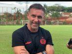 Pelatih-Persija-Thomas-Doll-saat-sesi-latihan-Persija-Jakarta-di-Nirwana-Park-Depok.jpg