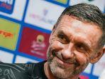 Pelatih-Thomas-Doll-memberikan-keterangan-jelang-laga-Persebaya-vs-Persija-di-Liga-1.jpg