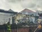 Pemadam-kebakaran-sedang-memadamkan-kebakaran-rumah-di-Jalan-Wiraraja-Nomor-4.jpg