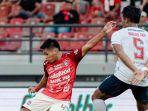 Pemain-Bali-United-berhadapan-dengan-pemain-Arema-FC-pada-4-Desember-2023.jpg