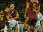 Pemain-Bali-United-berjibaku-dengan-pemain-PSM-Makassar-dalam-leg-kedua-playoff.jpg