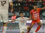 Pemain-Bali-United-dan-Persija-saling-berebut-bola.jpg
