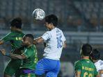 Pemain-Persib-Bandung-dan-PSS-Sleman-berebut-bola.jpg