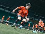 Pemain-Persija-Jakarta-Ryo-Matsumura-bersama-rekan-tampak-berlatih-bersama-rekannya.jpg