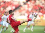 Pemain-Timnas-Indonesia-Shandy-Walsh-melakukan-sepakan-bola-di-laga-kontra-Irak.jpg