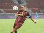 Pemain-pilar-PSM-Makassar-Wiljan-Pluim-beraksi-di-kompetisi-Liga-1-20232024.jpg