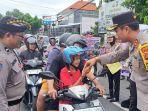 Pembagian-helm-gratis-ini-merupakan-salah-satu-cara-sosialisasi-Satlantas-Polres.jpg