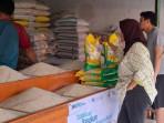 Pembeli-memilih-beras-SPHP-di-Pasar-Gedebage-Kota-Bandung.jpg