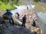 Penanganan-sampah-di-Sungai-di-Denpasar-oleh-pasukan-biru-PUPR-Denpasar.jpg