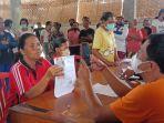 Pencairan-bantuan-program-sembako-pada-tahun-2022-lalu-di-GOR-Tamanbali-Bangli.jpg
