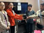 Penemu-Tas-akhirnya-mengembalikan-tas-WNA-Cina-yang-sebelumnya-dilaporkan-hilang-di-Polres-Jembrana.jpg