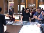 Pengunjung-The-Palace-Jeweler-di-Level-21-Mall-Bali-ramai-ditengah-kondisi-melemahnya-rupiah.jpg