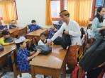80 Siswa Terdampak Banjir di SDN 21 Dauh Puri Denpasar Terima Bantuan Perlengkapan Sekolah
