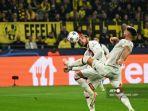 Penyerang-AC-Milan-Prancis-09-Olivier-Giroud-kanan-mengontrol-bola-laga-vs-Borussia-Dortmund.jpg
