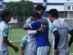 Penyerang-Frets-Butuan-tampak-berpelukan-dengan-pemain-Persib.jpg
