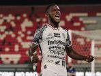 Penyerang-Privat-Mbarga-melakukan-selebrasi-seusai-cetak-gol-bagi-Bali-United.jpg