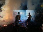Perang-api-di-Desa-Adat-Nagi-Ubud-Gianyar-Bali-Minggu-10-Maret-2024.jpg