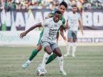 Persebaya-Marselino-Ferdinan-berebut-bola-dengan-Bali-United-Privat-Mbarga.jpg