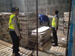 Personel-Polres-Gianyar-saat-menjaga-gudang-logistik-KPU-Gianyar.jpg