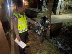 Personel-Satlantas-Polres-Jembrana-saat-melakukan-olah-TKP-di-lokasi-kejadian-laka-lantas.jpg