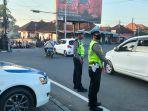 Personil-Satlantas-Polres-Badung-saat-melakukan-pengaturan-lalulintas.jpg