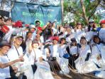 Peserta-aksi-Beach-Clean-Up-di-Pantai-Mertasari-berfoto-bersama-sebelum-memulai-kegiatan.jpg