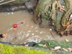 Petugas-BPBD-Gianyar-Bali-melakukan-pencarian-pria-yang-jatuh-ke-Sungai-25.jpg