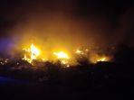 Petugas-Damkar-memadamkan-api-yang-membakar-lahan-di-TPS3R-Karangasem.jpg